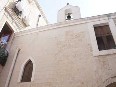 La facciata � rettangolare e conclusa da una cornice a doppio listello interrotta da due finestre, di cui una monofora. Al di sopra del cornicione � visibile una vecchia campana in bronzo custodita in un piccolo campanile a vela cuspidato